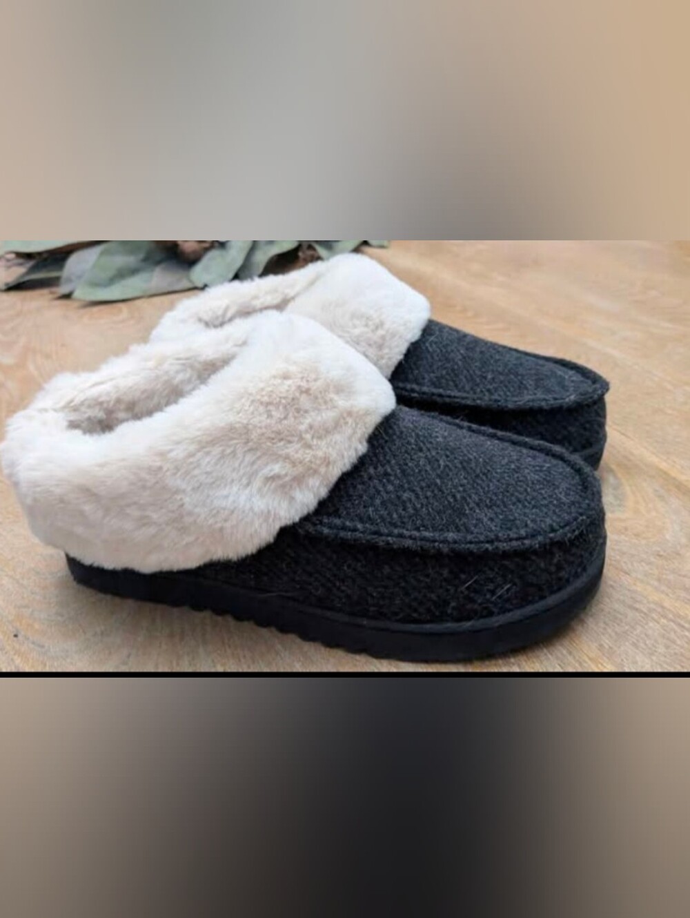 dearfoams Black Slippers with Cream Faux-Fur Cuff